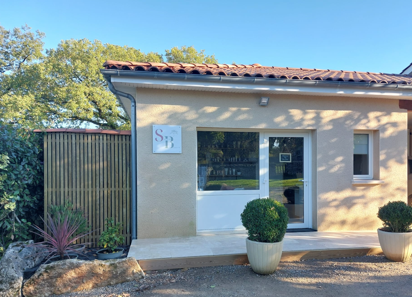 Devanture du salon Sophie Beauté à Issendolus — institut de beauté près de Gramat dans le Lot